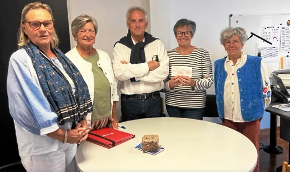 Les Amis de la chapelle de Penvern font un don pour la chapelle incendiée à Trégastel